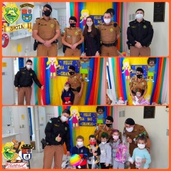 Policiais distribuem brinquedos para crianças de Campo Largo